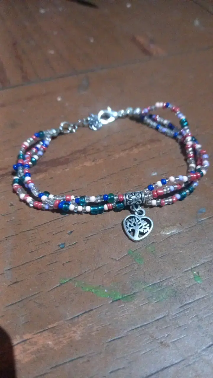 Pulsera de cuentas multicolor con dije de árbol