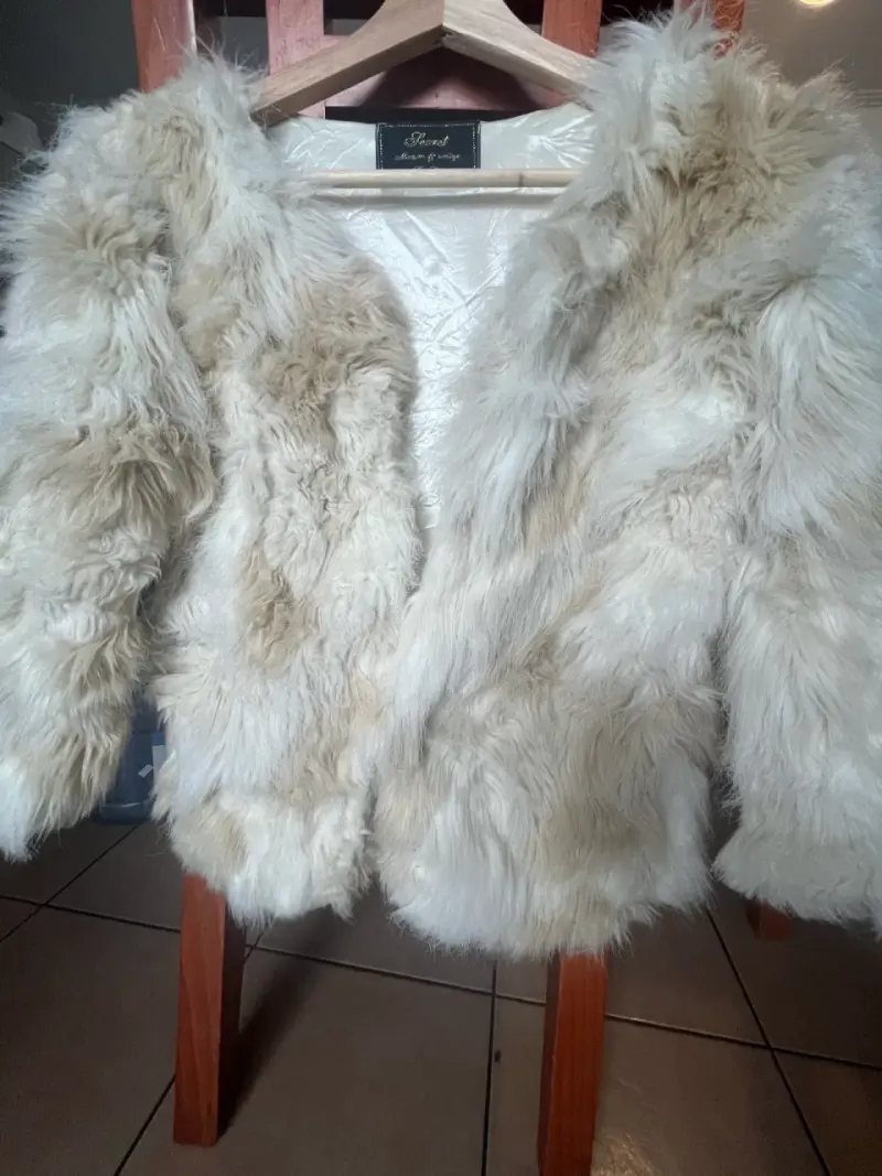 Abrigo de piel sintética beige para mujer