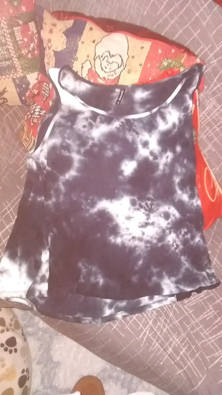 Polera sin mangas tie-dye blanco y negro