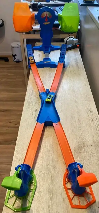 Pista de autos Hot Wheels con lanzadores - miniatura 1