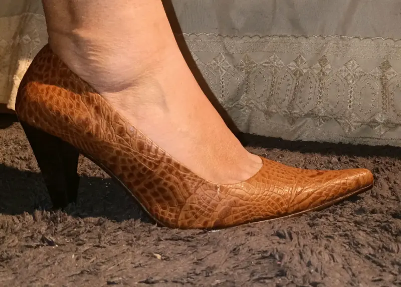 Zapatos de tacón alto marrón con textura - 1