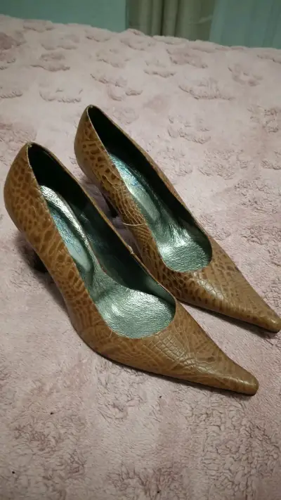 Zapatos de tacón alto marrón con textura - miniatura 2