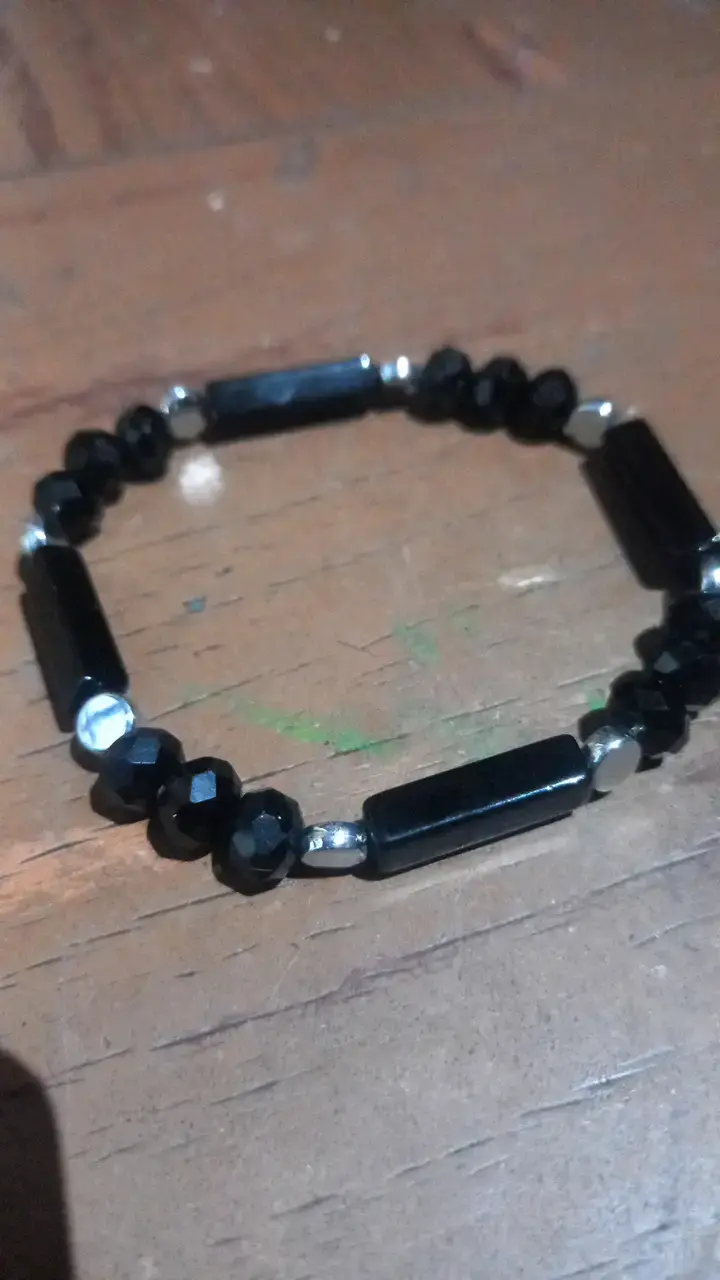 Pulsera de cuentas negras elegante