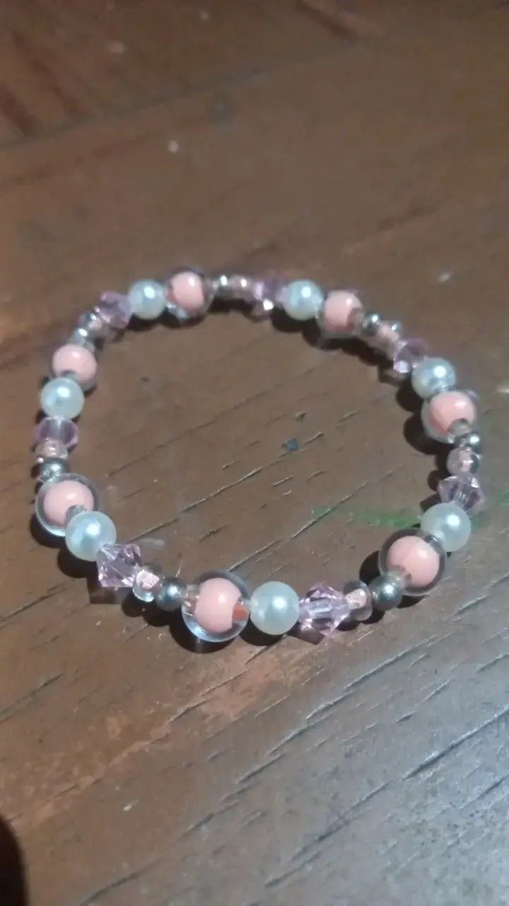 Pulsera elástica de perlas y cuentas rosadas