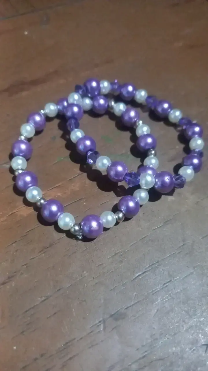 Pulseras elásticas de perlas moradas y blancas