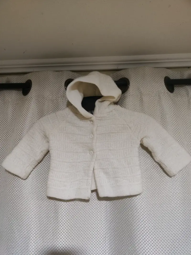 Chaqueta de bebé con capucha de lana blanca