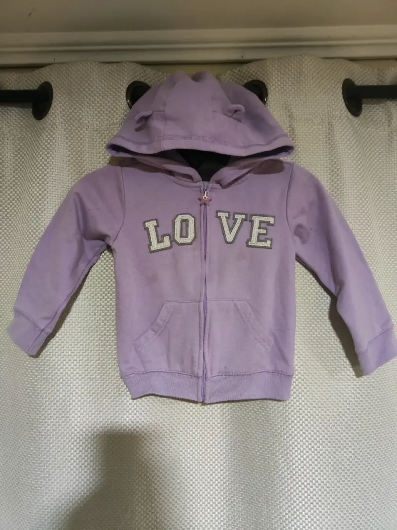 Polerón morado con capucha para niña