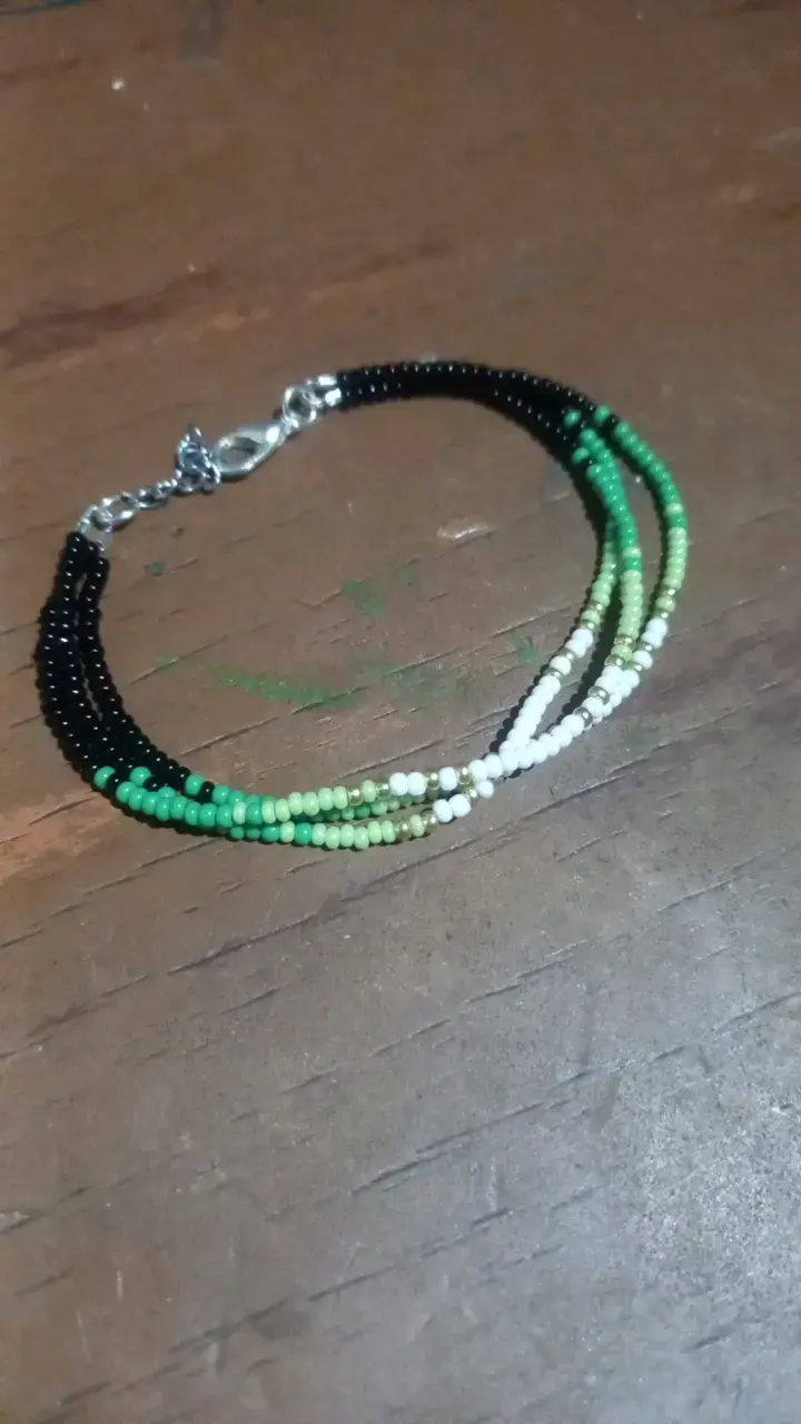 Pulsera de cuentas multicolor artesanal