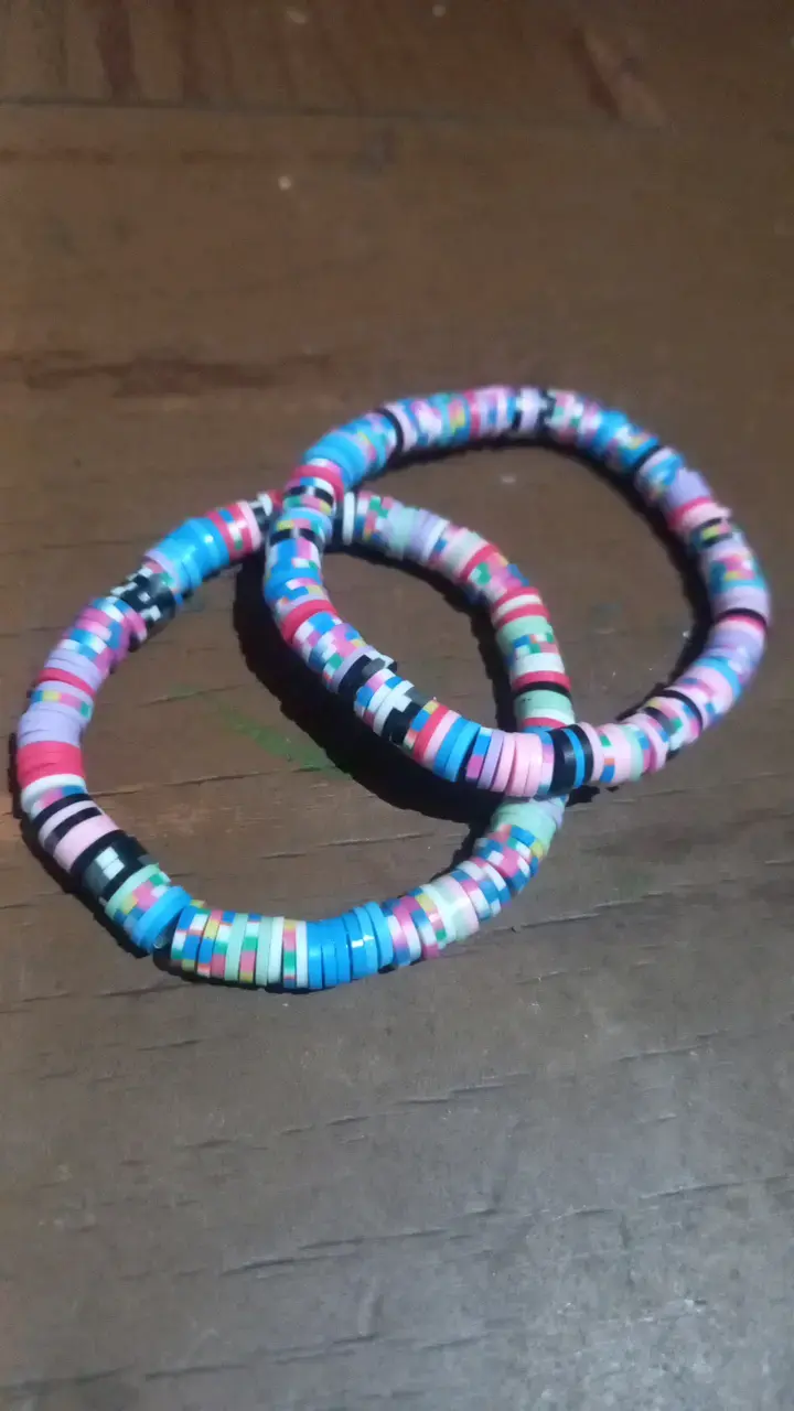 Pulseras de cuentas de colores vibrantes