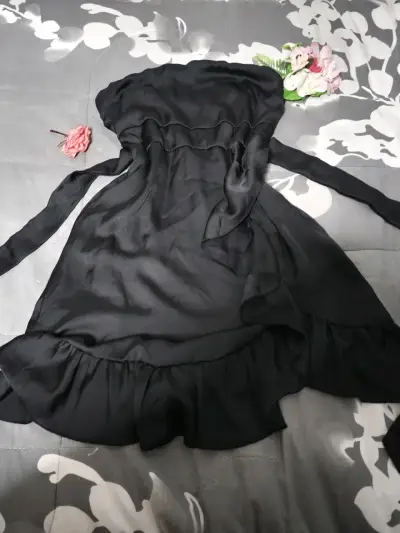 Vestido negro elegante con volantes - miniatura 1