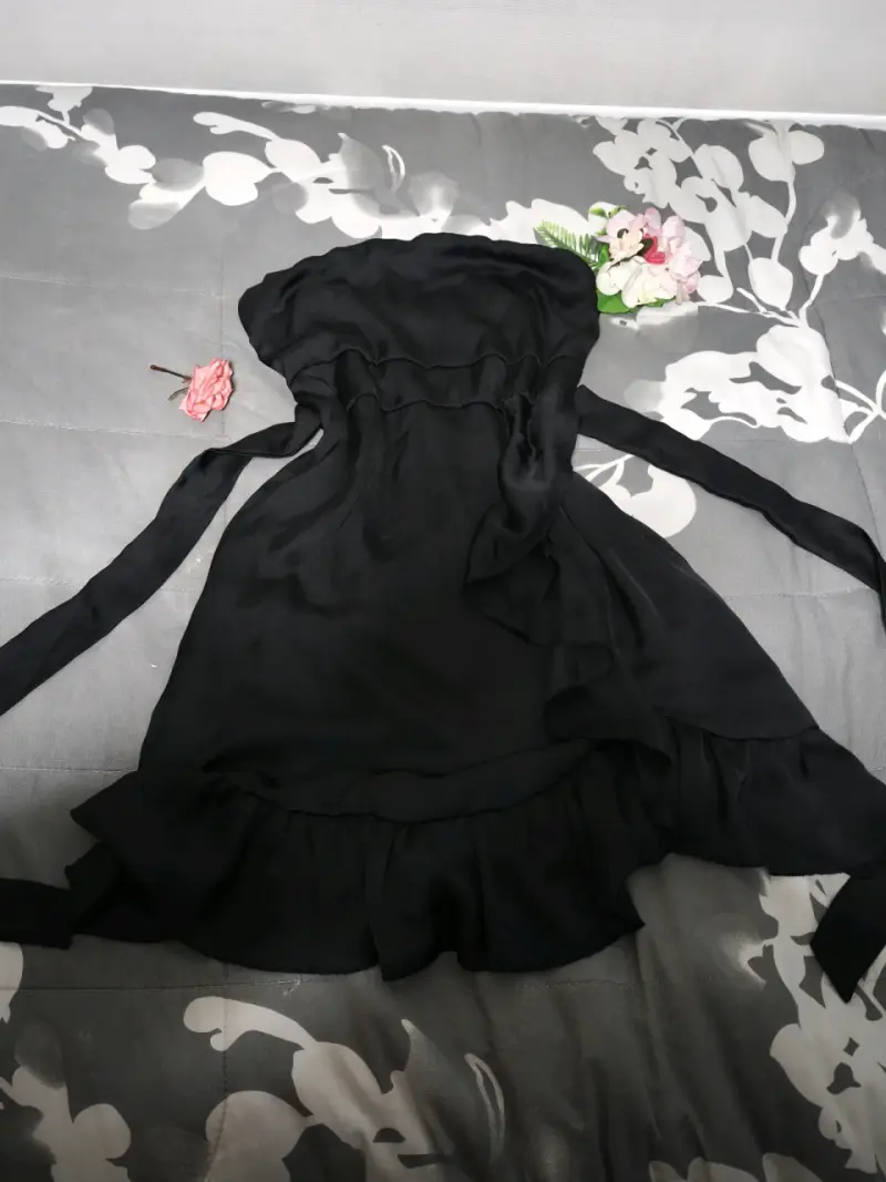 Vestido negro elegante con volantes - 2