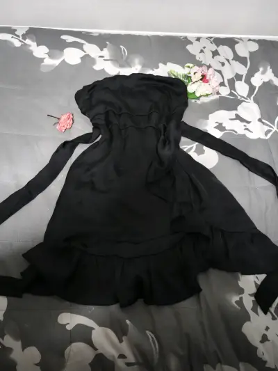 Vestido negro elegante con volantes - miniatura 2