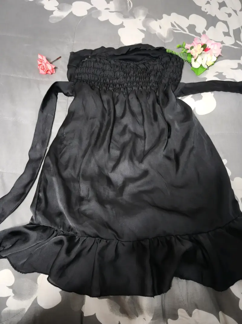 Vestido negro elegante con volantes - 3