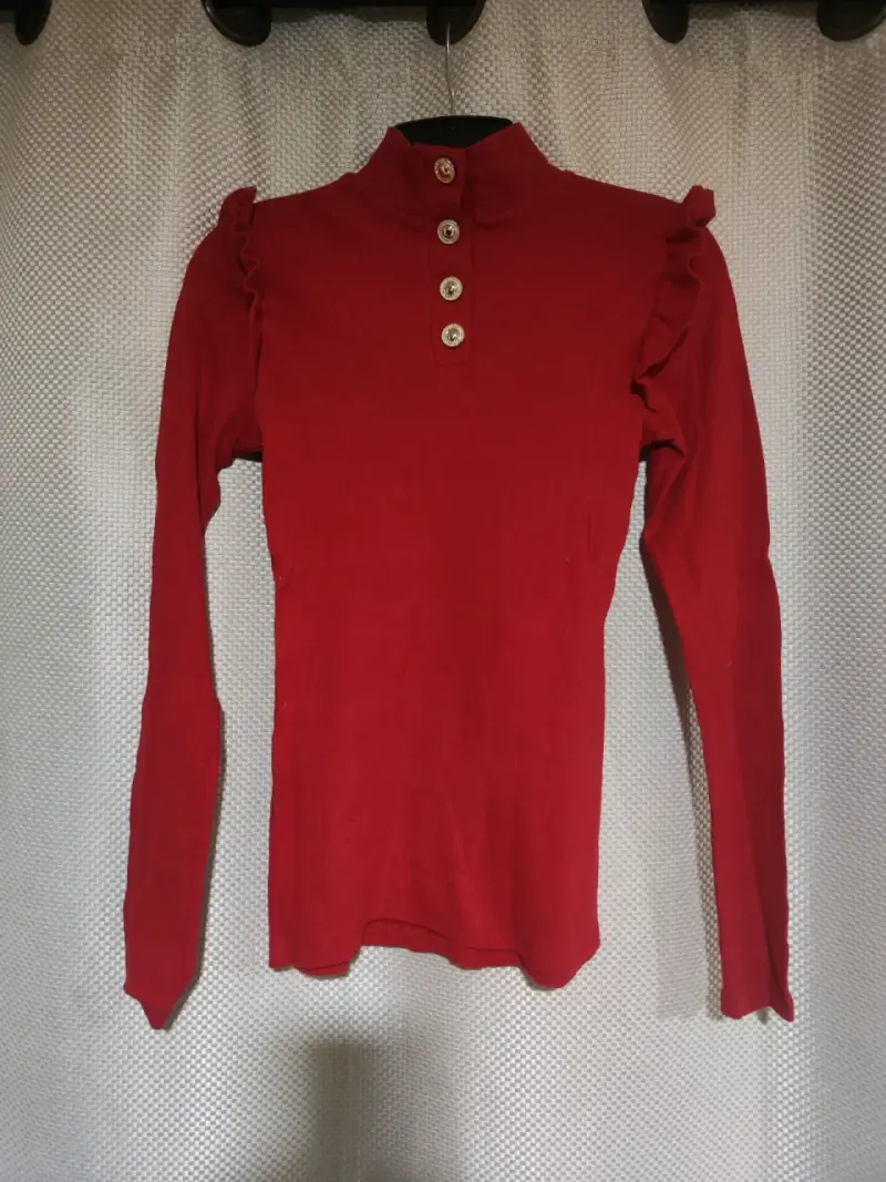 Polera roja de manga larga con botones decorativos