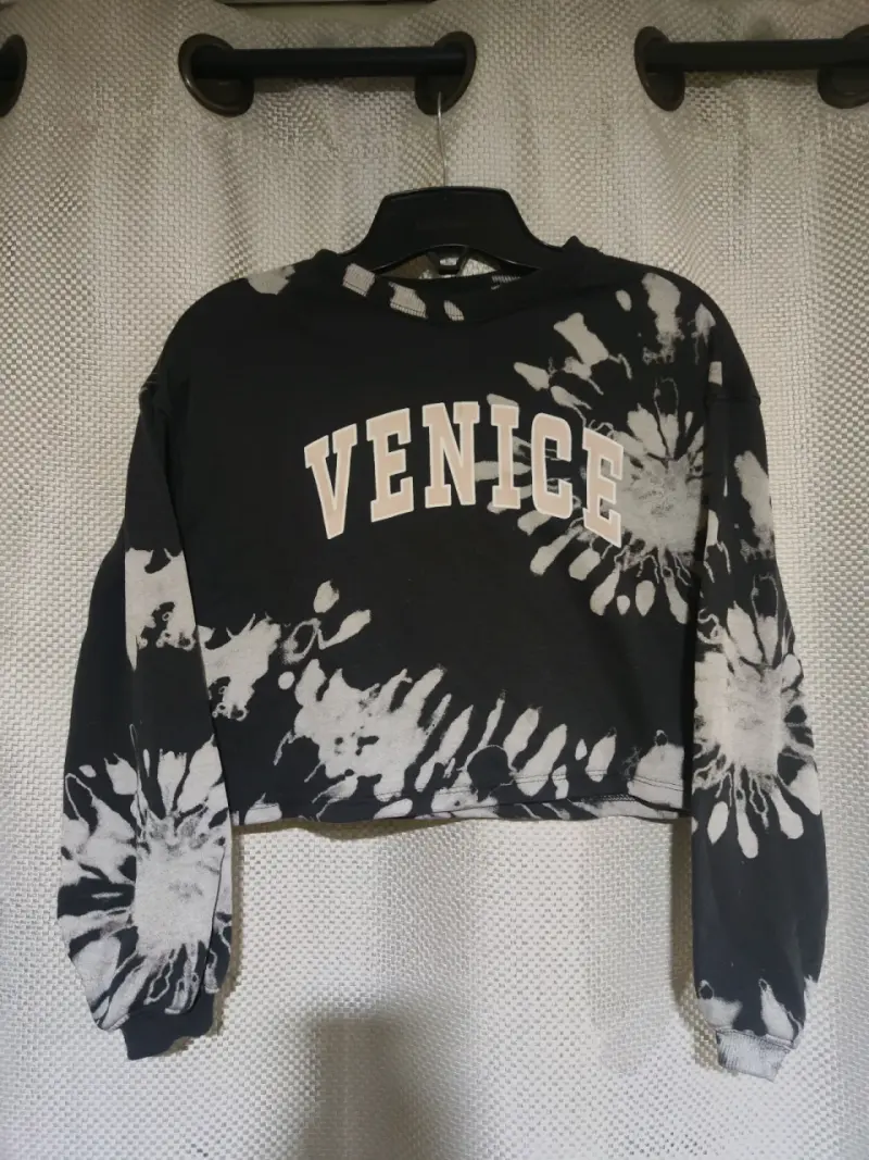 Polerón crop tie-dye negro con estampado 'Venice'