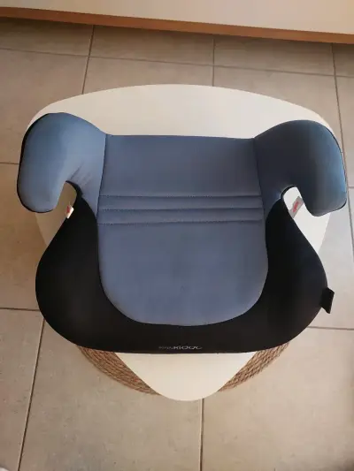 Asiento elevador para niños color azul y negro - miniatura 1