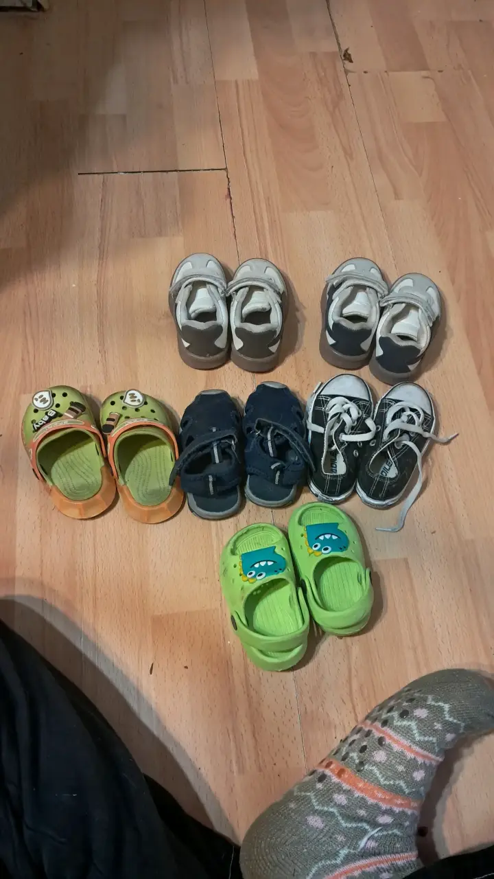 Lote de zapatos para niños variados