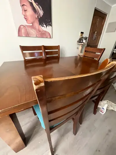 Mesa de comedor de madera con sillas - miniatura 1