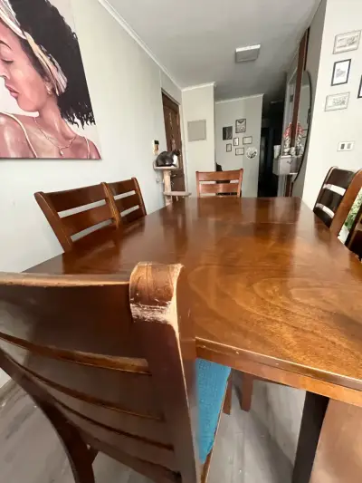 Mesa de comedor de madera con sillas - miniatura 2