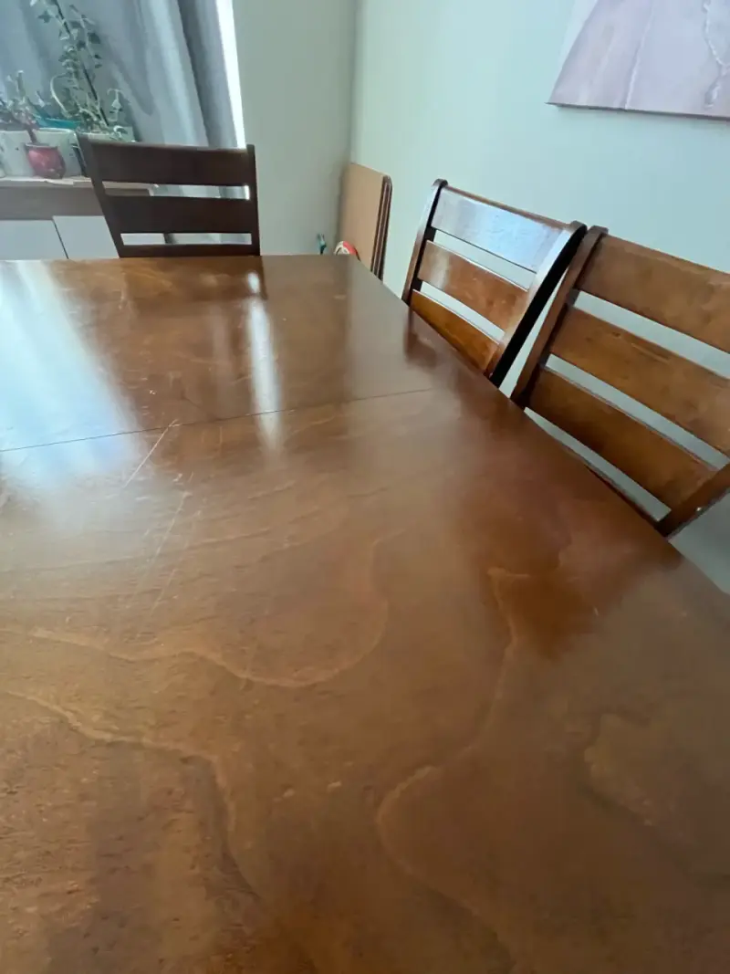Mesa de comedor de madera con sillas - 3