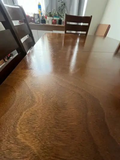 Mesa de comedor de madera con sillas - miniatura 4