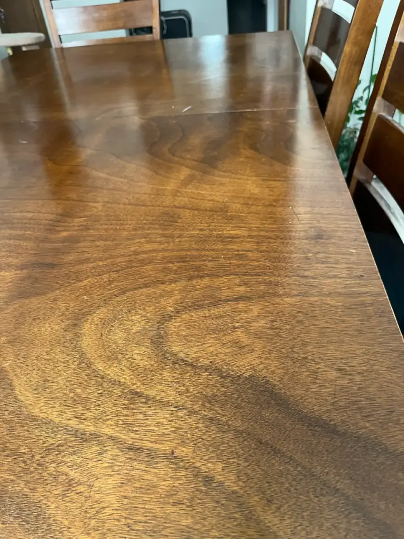 Mesa de comedor de madera con sillas - 5