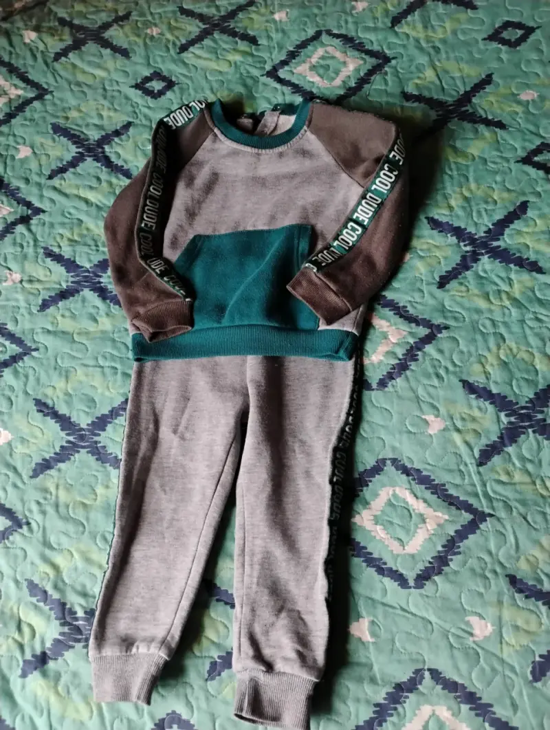 Conjunto deportivo infantil gris y verde - 1