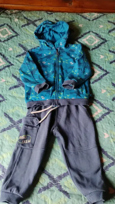 Conjunto deportivo infantil gris y verde - miniatura 2