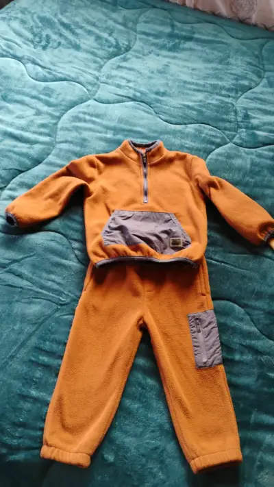 Conjunto deportivo infantil gris y verde - miniatura 3