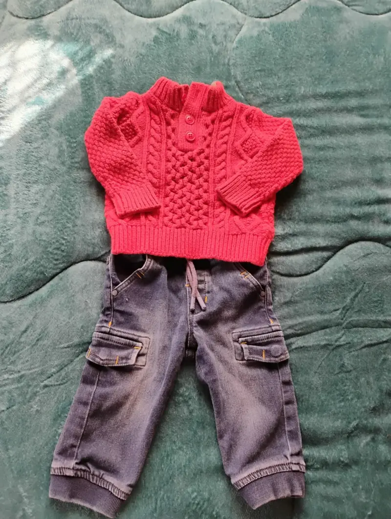 Conjunto deportivo infantil gris y verde - 4