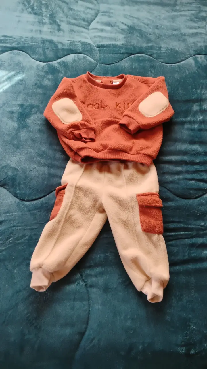 Conjunto deportivo infantil gris y verde - 5