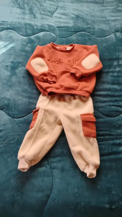 Conjunto deportivo infantil gris y verde - miniatura 5