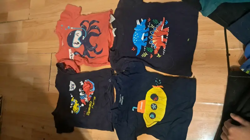 Lote de poleras para niño con estampados variados - 2