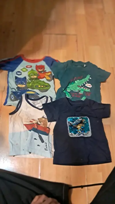 Lote de poleras para niño con estampados variados - miniatura 3