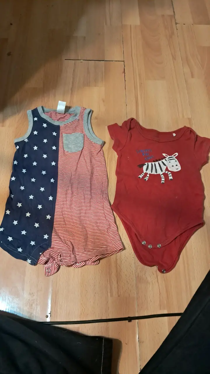 Lote de poleras para niño con estampados variados - 4