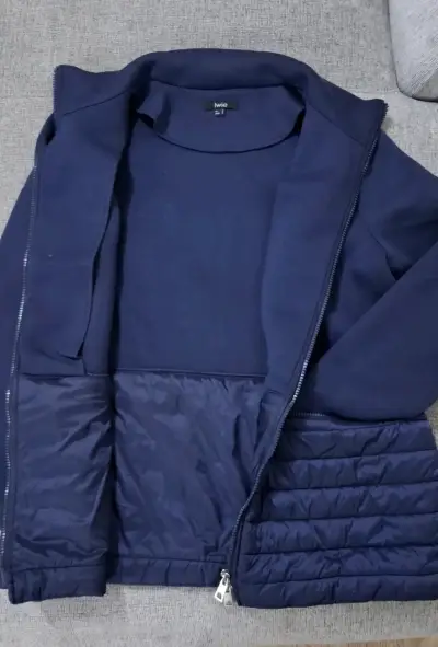 Chaqueta azul para mujer con cierre y diseño acolchado - miniatura 2
