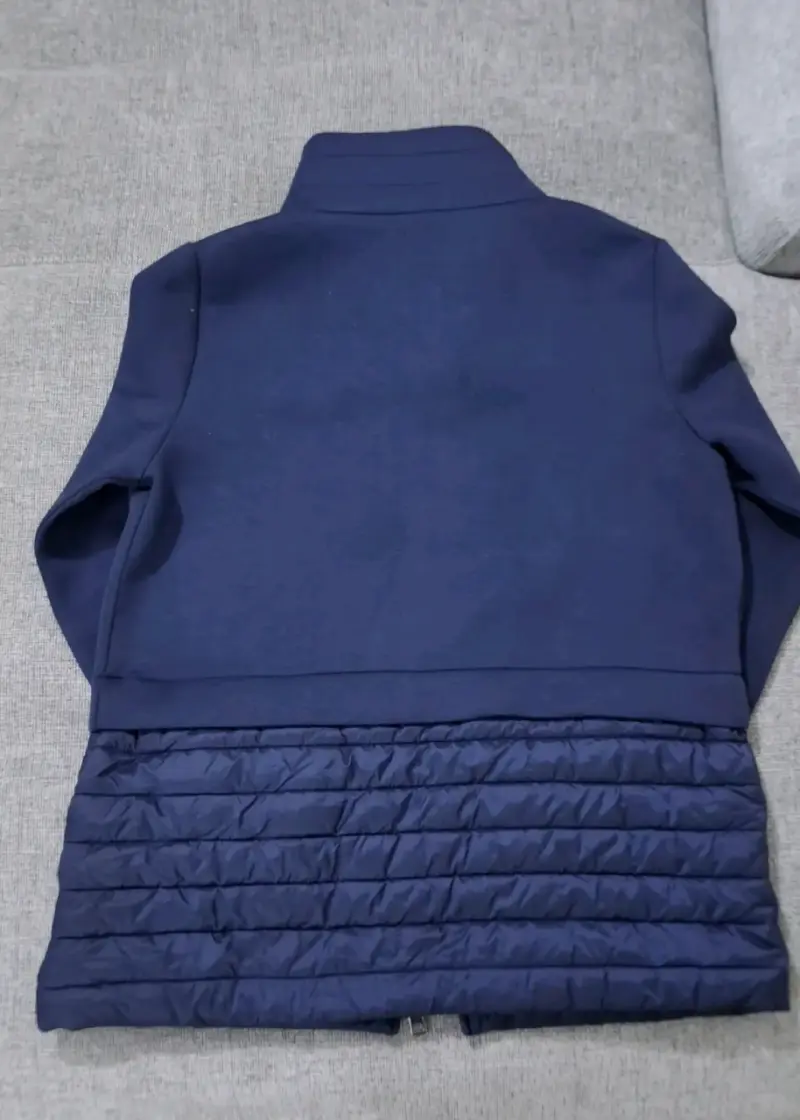Chaqueta azul para mujer con cierre y diseño acolchado - 3
