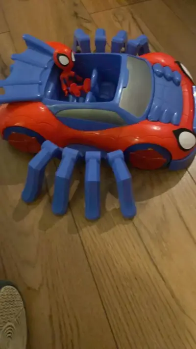Auto de juguete Spiderman con figura - miniatura 2