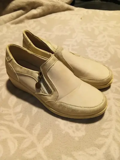 Zapatos casuales beige con cierre lateral - miniatura 1