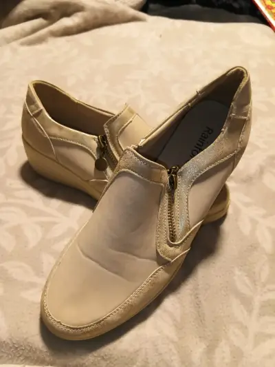 Zapatos casuales beige con cierre lateral - miniatura 2