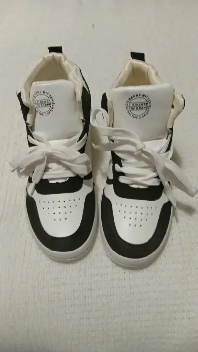 Zapatillas deportivas blancas y negras unisex - miniatura 1