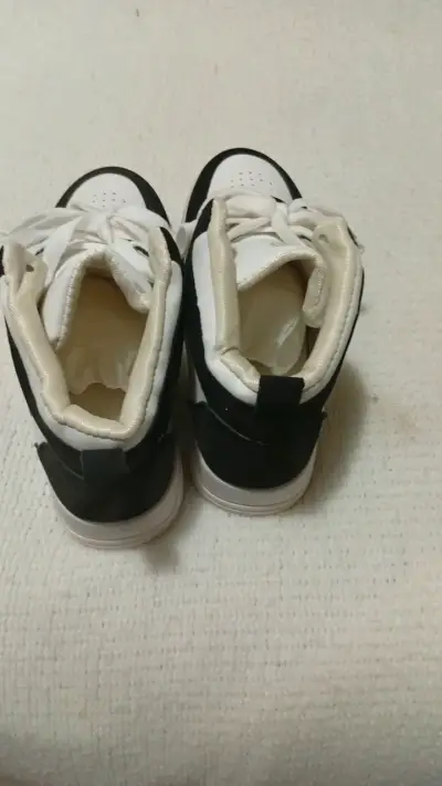 Zapatillas deportivas blancas y negras unisex - miniatura 2