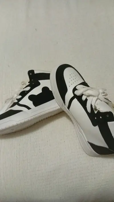 Zapatillas deportivas blancas y negras unisex - miniatura 3