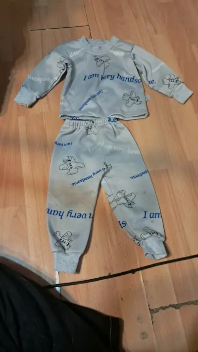Pijama infantil gris con diseño de avión - miniatura 1
