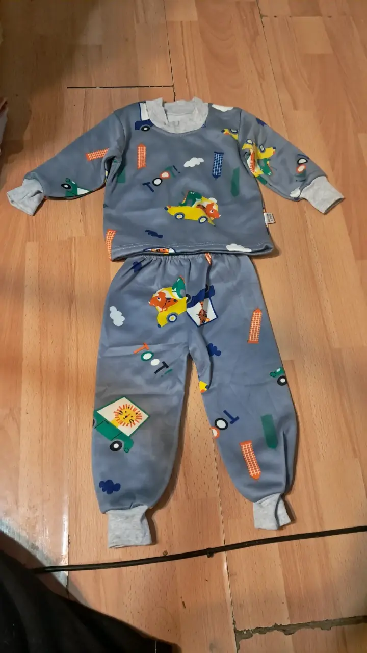 Pijama infantil gris con diseño de avión - 2