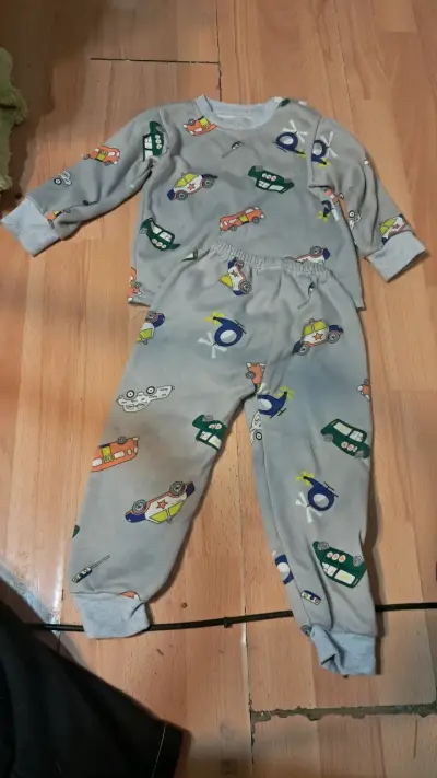 Pijama infantil gris con diseño de avión - miniatura 3