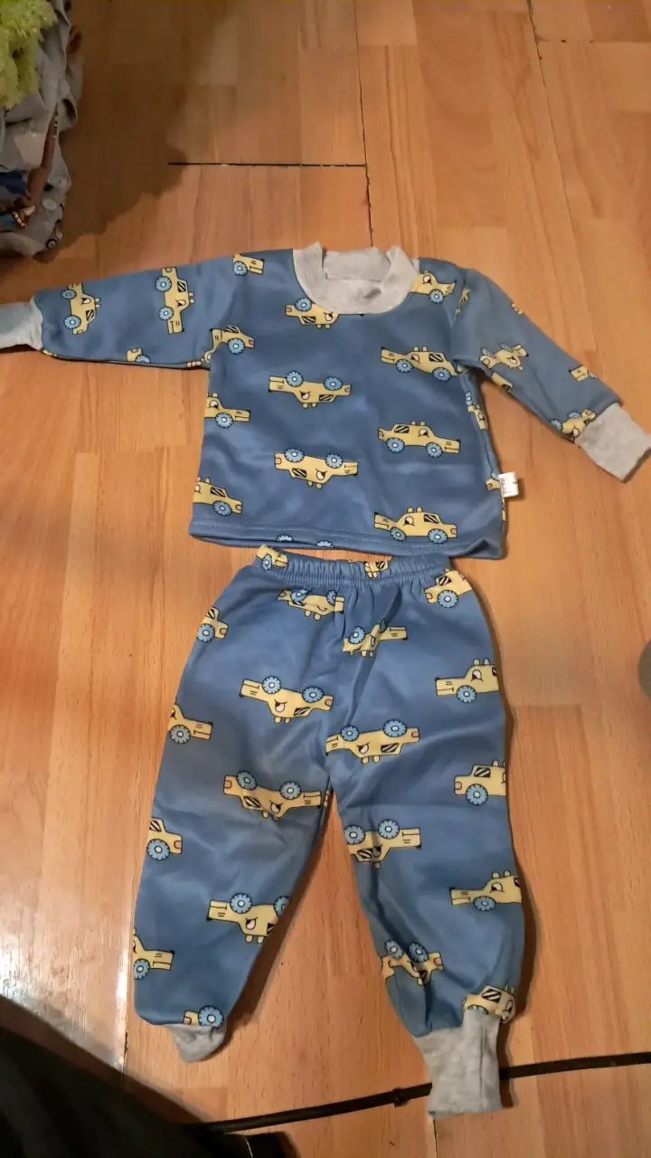 Pijama infantil gris con diseño de avión - 4