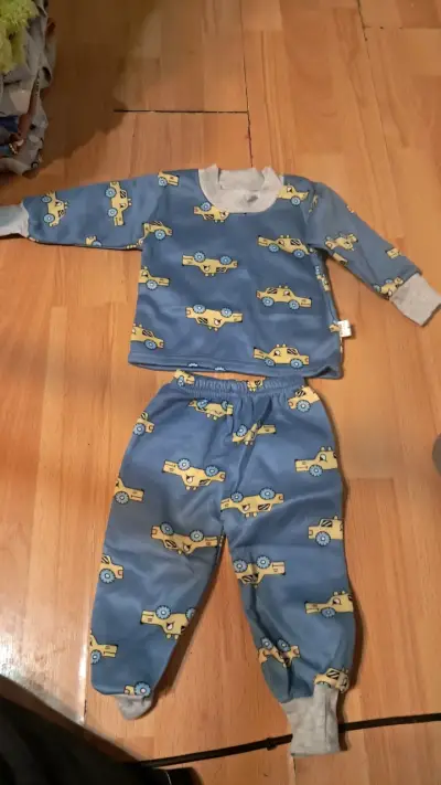 Pijama infantil gris con diseño de avión - miniatura 4
