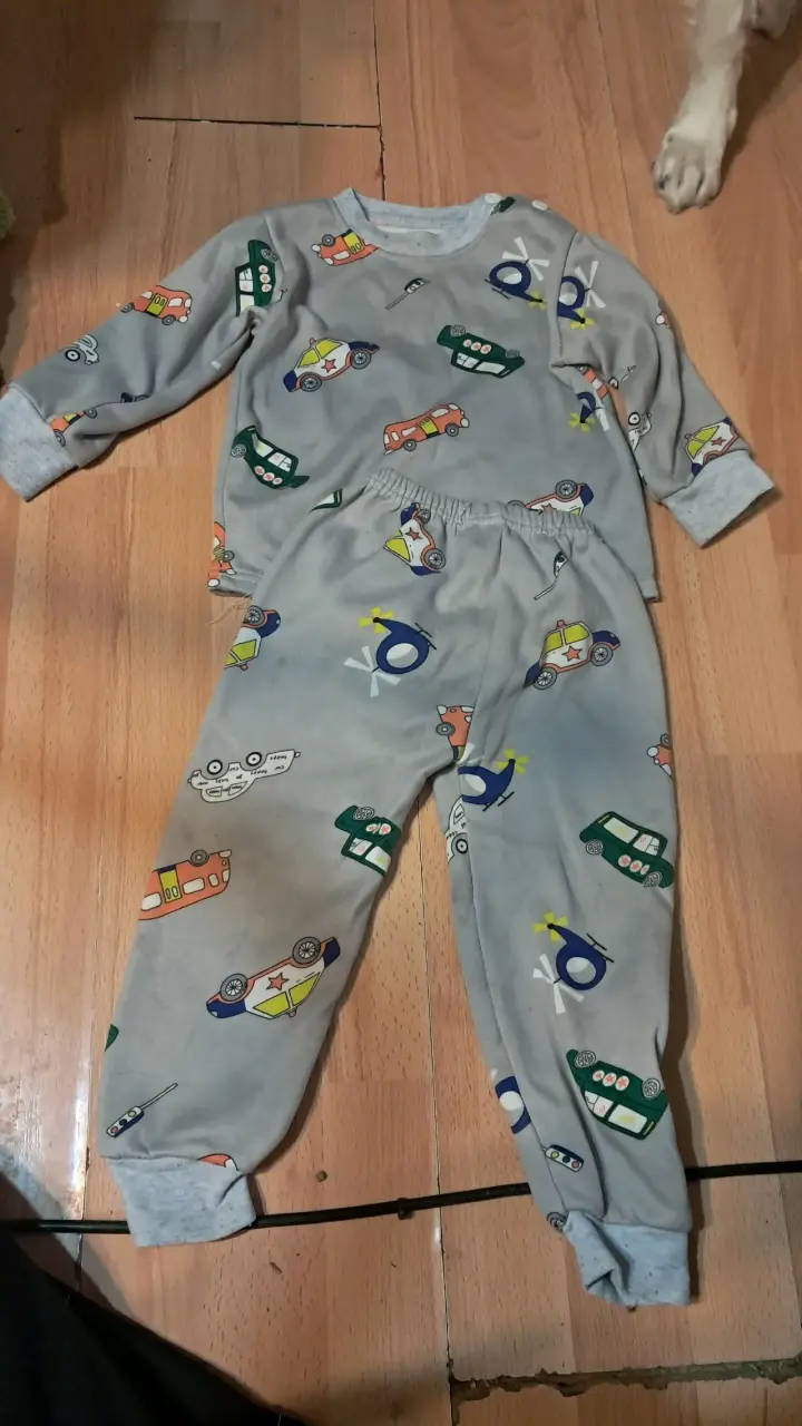 Pijama infantil gris con diseño de avión - 5