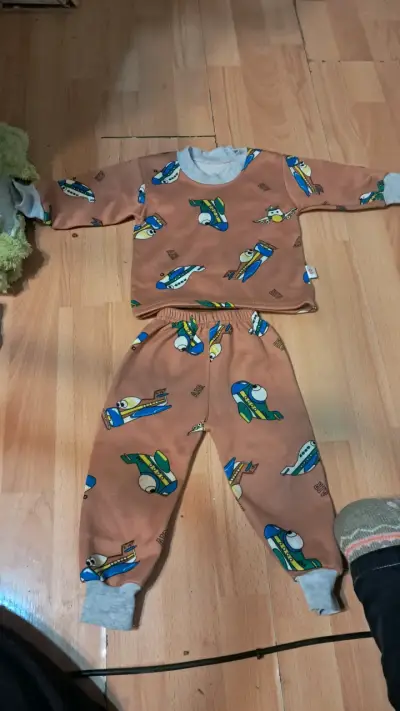 Pijama infantil gris con diseño de avión - miniatura 6